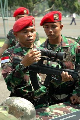 (特种兵的装扮)特种兵扮成红军娃娃，融合军旅与童真的完美画面
