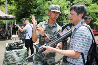 (特种兵的装扮)特种兵扮成红军娃娃，融合军旅与童真的完美画面