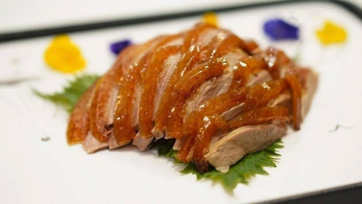 (全鸭宴的主菜是北京烤鸭并且上菜时要当做头菜来上)26道绝佳美食！全鸭宴的精致菜肴尽在眼前