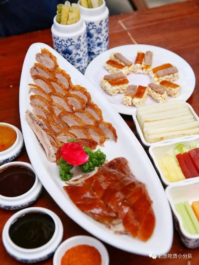 (全鸭宴的主菜是北京烤鸭并且上菜时要当做头菜来上)26道绝佳美食！全鸭宴的精致菜肴尽在眼前